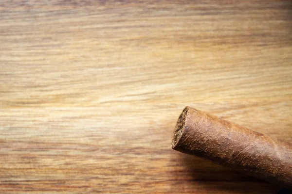 Cigarrillo Cubano Marrón Sobre Fondo Madera Viejo — Foto de Stock