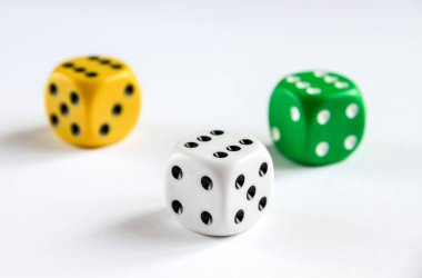 Beyaz arka planda izole edilmiş üç renkli zarlar. Üst görünüm