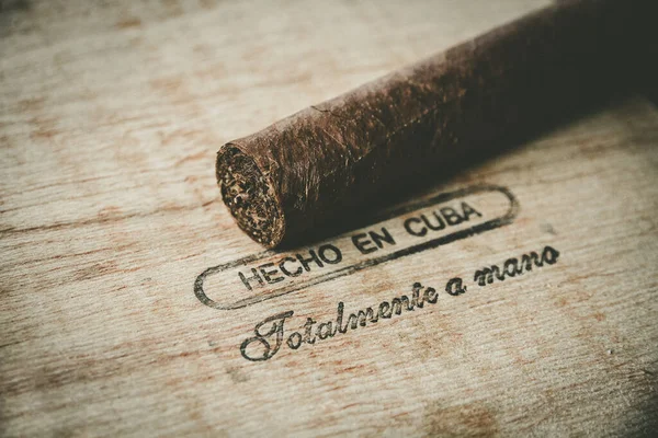 Cigare Cubain Marron Sur Boîte Bois Vintage Avec Inscription Espagnol — Photo