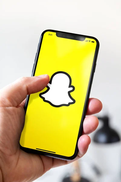 Paris Frankreich März 2021 Smartphone Mit Snapchat Logo Der Hand — Stockfoto