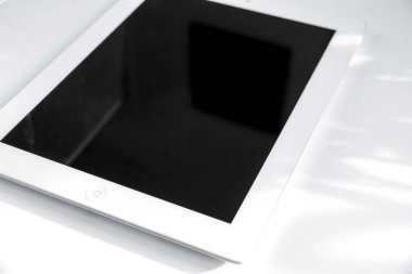 Paris - Fransa - 23 Mart 2021: ipad tableti boş model şablonu, beyaz arkaplan