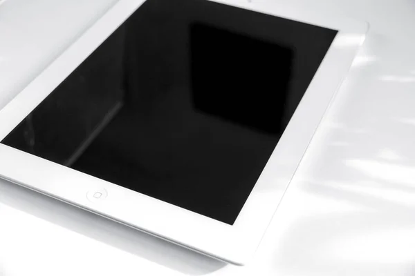 Париж Франция Марта 2021 Ipad Tablet Пустой Шаблон Макета Белый — стоковое фото