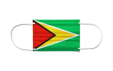 Ameliyat maskesinde Guyana bayrağı. Beyaz arkaplan izole