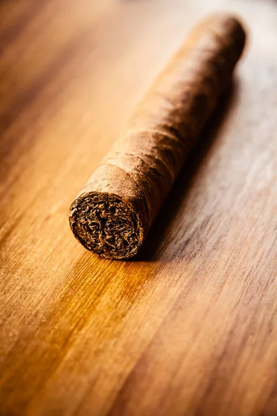 Brun Kubansk Cigarr Gamla Trä Bakgrund — Stockfoto