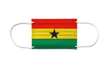 Tek kullanımlık cerrahi maske takan Gana bayrağı. Beyaz arkaplan izole