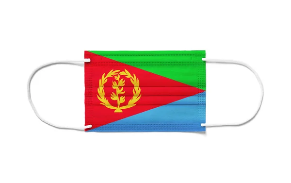Ameliyat Maskesinde Tek Kullanımlık Eritre Bayrağı Beyaz Arkaplan Izole — Stok fotoğraf