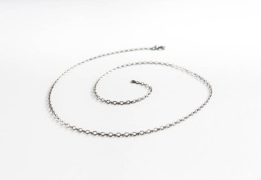 Beyaz arkaplanda gümüş zincir kolye yakın çekim görüntüsü izole