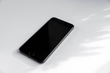 Paris - Fransa - 23 Mart 2021: iphone akıllı telefon boş model şablonu, beyaz arkaplan