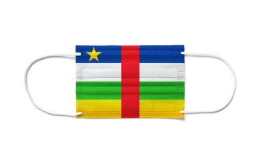 Tek kullanımlık ameliyat maskesinde Orta Afrika Cumhuriyeti bayrağı. Beyaz arkaplan izole