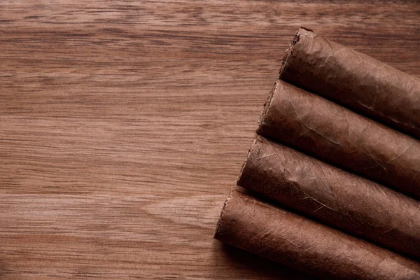 老式木制底座上的一组褐色古巴雪茄 — 图库照片