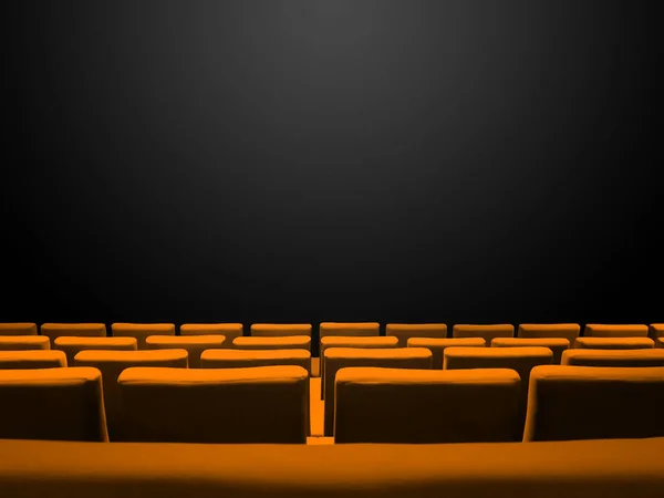 Bioskop Dengan Kursi Oranye Baris Dan Salinan Hitam Ruang Latar — Stok Foto