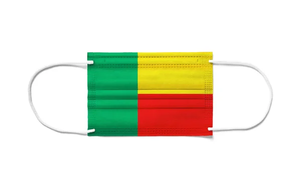 Tek Kullanımlık Ameliyat Maskesinde Benin Bayrağı Beyaz Arkaplan Izole — Stok fotoğraf