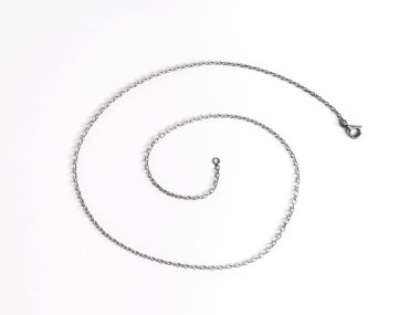 Beyaz arkaplanda gümüş zincir kolye yakın çekim görüntüsü izole