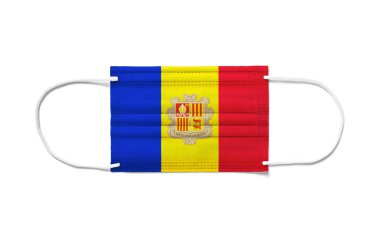 Tek kullanımlık ameliyat maskesinde Andorra bayrağı. Beyaz arkaplan izole