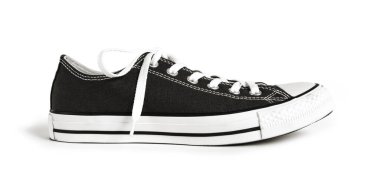 Beyaz arkaplanda siyah genel spor ayakkabısı izole edildi