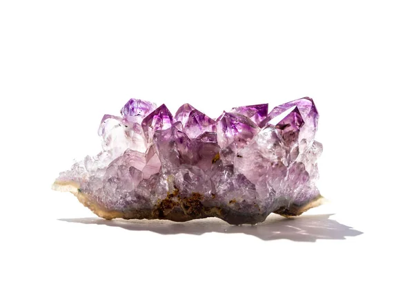 白色背景上孤立的紫水晶宝石 — 图库照片