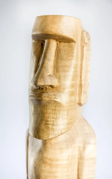 Traditioneel Houten Standbeeld Van Een Moai Van Paaseiland Geïsoleerd Witte — Stockfoto