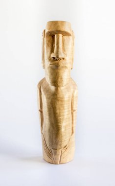 Paskalya Adası 'ndan geleneksel ahşap bir moai heykeli. Beyaz arkaplanda izole