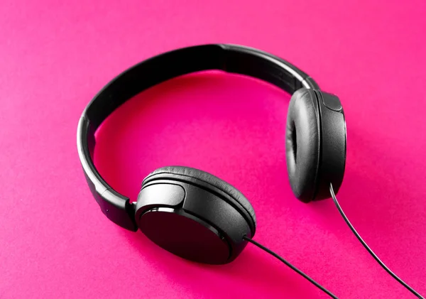 Auriculares Aislados Sobre Fondo Rosa —  Fotos de Stock