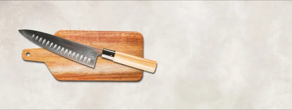 Традиционный Японский Гюто Главный Нож Разделочной Доске Белый Бетонный Фон — стоковое фото