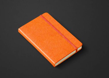 Turuncu kapalı defter modeli siyah üzerine izole edildi