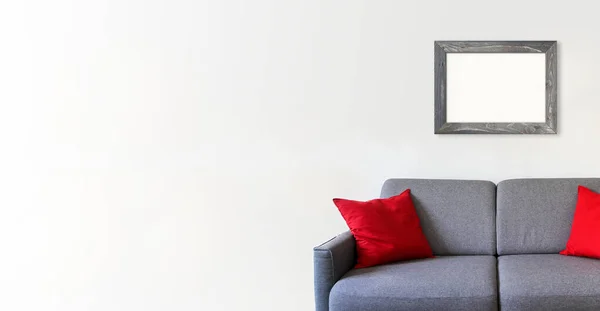 Leeg Houten Fotolijstje Een Witte Muur Boven Een Bank Minimalistische — Stockfoto