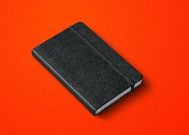 Siyah kapalı defter modeli kırmızıda izole edildi