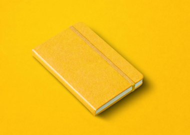 Sarı kapalı defter modeli renk arkaplanında izole edildi
