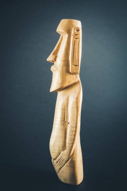 Paskalya Adası 'ndan geleneksel ahşap bir moai heykeli. Koyu arkaplan