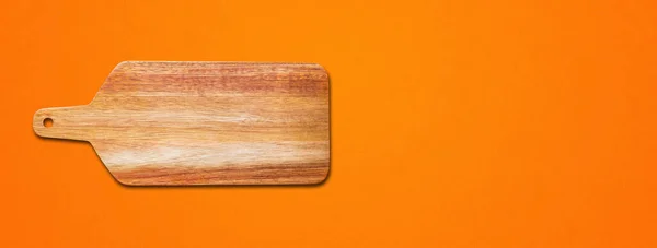 木製のまな板オレンジの背景に隔離された — ストック写真