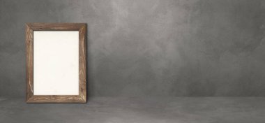 Gri bir duvara dayanan ahşap çerçeve. Boş model şablonu. Yatay Pankart