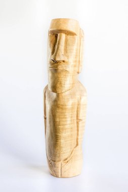 Paskalya Adası 'ndan geleneksel ahşap bir moai heykeli. Beyaz arkaplanda izole