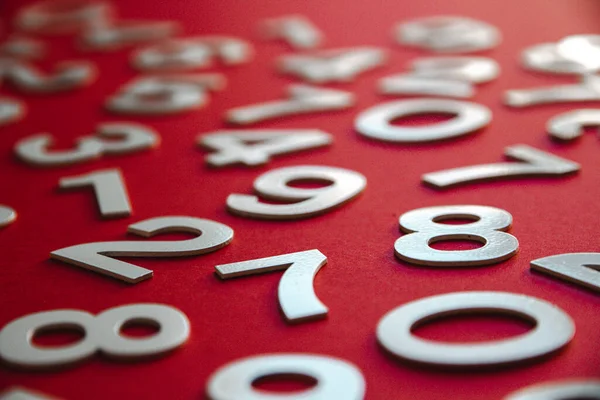 ボード上の固体数で作られた数学の背景 赤に隔離された — ストック写真
