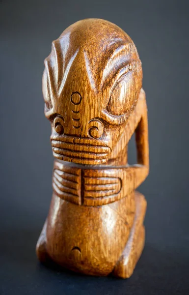 Tradycyjne Drewniane Tiki Polinezyjskie Wysp Markizy Odizolowany Ciemnym Tle — Zdjęcie stockowe