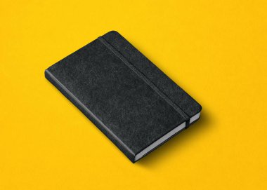 Siyah kapalı defter modeli sarı renkte izole edildi
