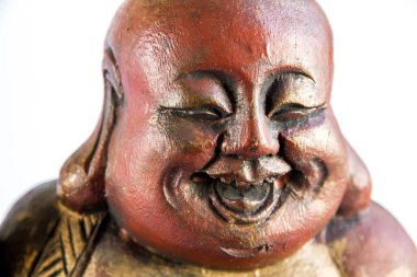 Geleneksel Çin Buda heykeli beyaz arka planda izole edilmiş.