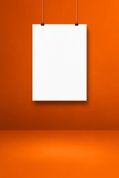 Белый Плакат Висящий Оранжевой Стене Зажимами Пустой Шаблон Макета — стоковое фото