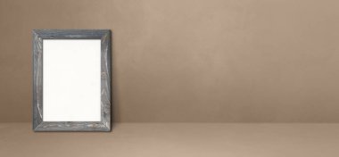 Tahta çerçeve bej bir duvara dayanıyor. Boş model şablonu. Yatay Pankart