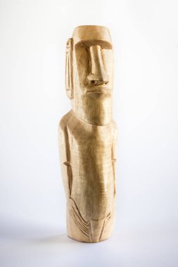 Paskalya Adası 'ndan geleneksel ahşap bir moai heykeli. Beyaz arkaplanda izole