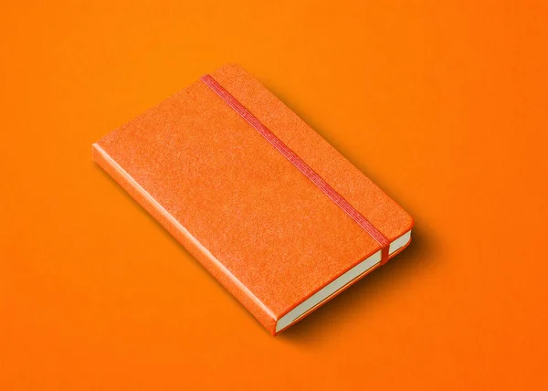 用彩色背景隔离的橙色闭锁笔记本电脑模型 — 图库照片