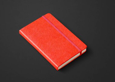 Kırmızı kapalı defter modeli siyah üzerine izole edildi