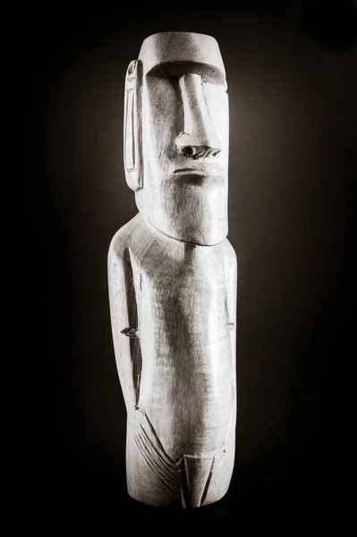 Традиционная Деревянная Статуя Моаи Острова Пасхи Черное Белое — стоковое фото