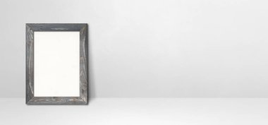 Tahta çerçeve beyaz bir duvara dayanıyor. Boş model şablonu. Yatay Pankart