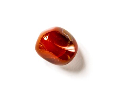 Beyaz arkaplanda izole edilmiş Carnelian agate değerli taşı