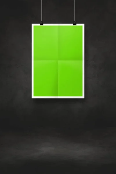 Зеленый Сложенный Плакат Висит Черной Стене Клипами Пустой Шаблон Макета — стоковое фото
