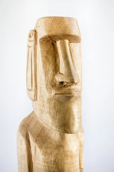 Traditioneel Houten Standbeeld Van Een Moai Van Paaseiland Geïsoleerd Witte — Stockfoto