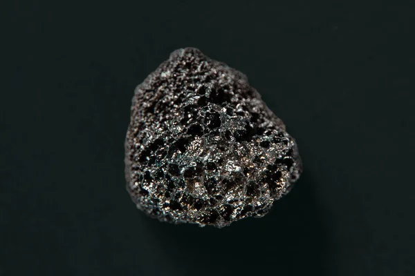 黒い背景に孤立した溶岩岩 — ストック写真
