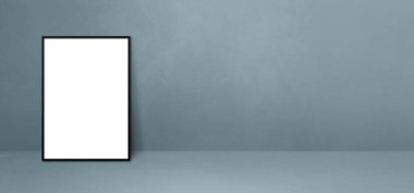 Gri bir duvara yaslanmış siyah resim çerçevesi. Boş model şablonu. Yatay Pankart