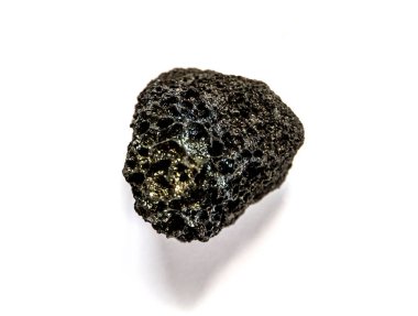 Beyaz arkaplanda izole edilmiş lav kayası