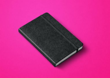Siyah kapalı defter modeli pembe üzerine izole edilmiş.